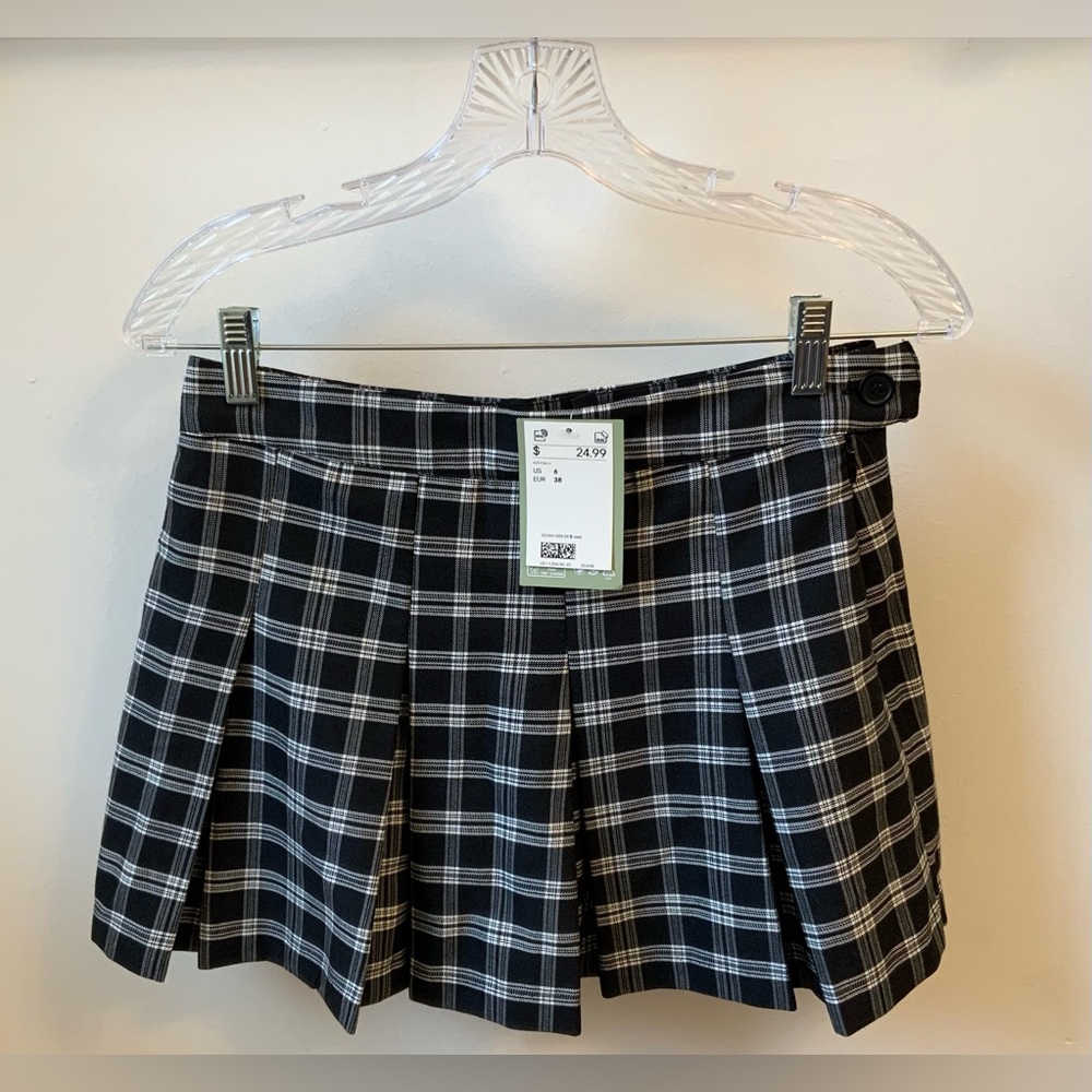 Plaid/pleated skirt from H&M. NWT. US Size 6